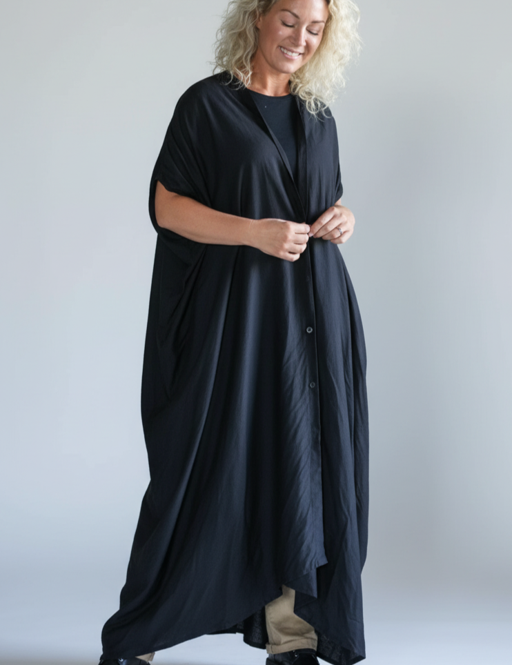 enhanced-Svart_Kaftanklanning_Olinda_Black1_2048x2048_9170e09b-599b-4026-9a3a-35b0a9a2ec64.png