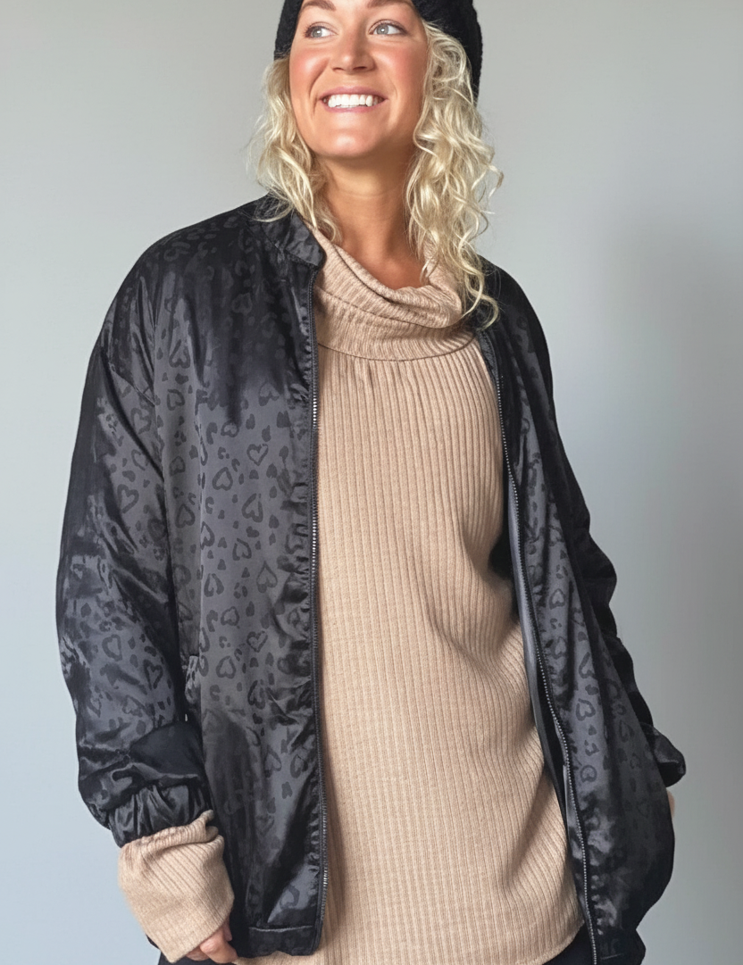 enhanced-Svart_Leopardmonstrad_Jacka_Koster_Black_251_2048x2048_fe271b66-1cf6-4dbe-bbeb-7312dd8cf87f.png