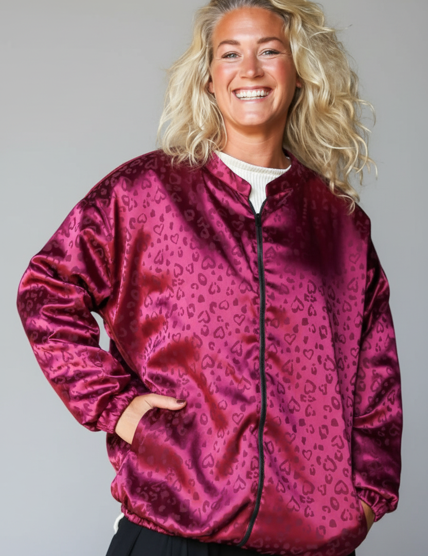 enhanced-Vinrod_Leopardmonstrad_Jacka_Koster_Maroon_254_2048x2048_e4a37fb4-6816-4c57-ae9a-ac7936ba2e05.png