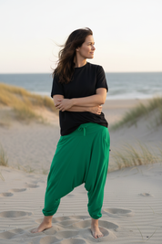 Gröna harembyxor, rakt mörkt hår