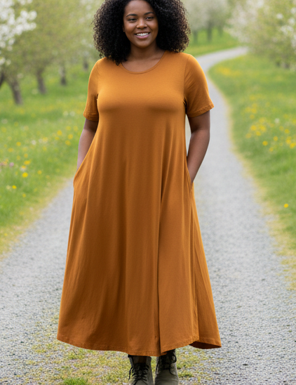 Grusväg i vårlandskap