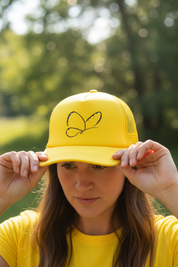 Gul keps brunett justerar