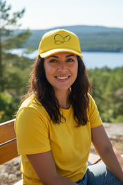 Gul keps brunett sittande