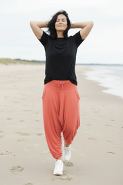 Händer bakom huvudet, tittar upp