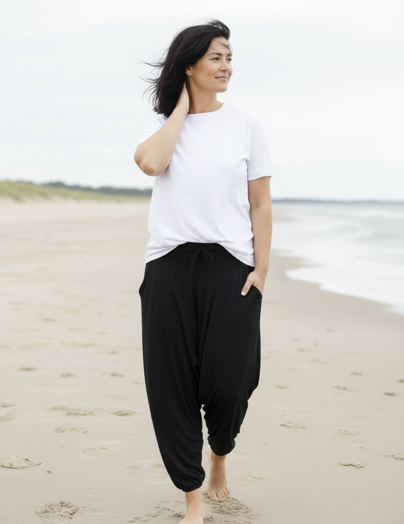 Hand på nacken, tittar åt sidan