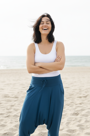 Korsade armar, skrattar