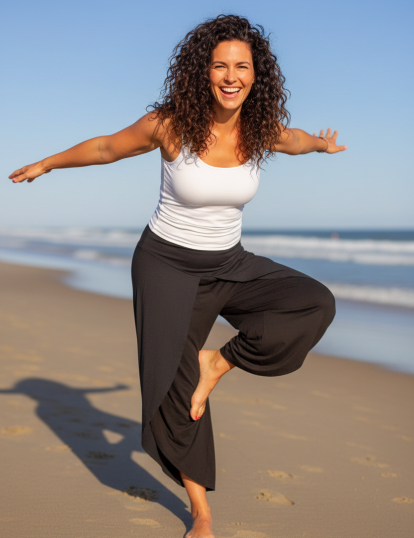 Lekfull yogapose med vit topp