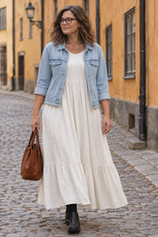 Ljus klänning med ljus jeansjacka, kullerstensgata