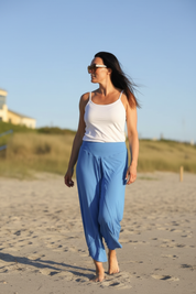 Ljusblå byxor med vit topp