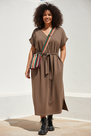 Modell med bälte tittar in