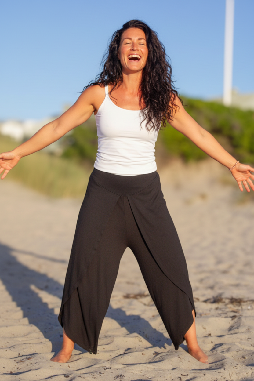 Skrattar med armarna utsträckta, vit topp