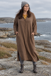 Stående vid klippig kust