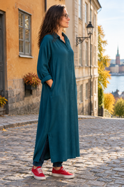 Stängd blågrön skjortklänning från sidan