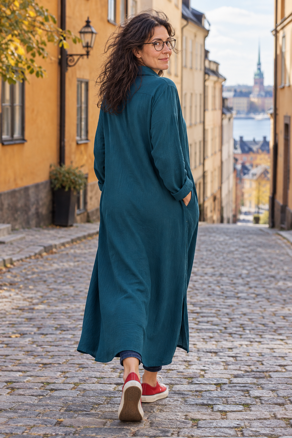 Stängd blågrön skjortklänning snett bakifrån