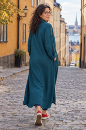 Stängd blågrön skjortklänning snett bakifrån