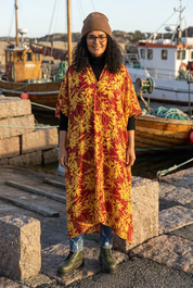 Stängd kaftan framifrån på kajen