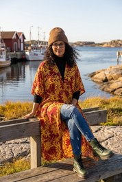 Stängd kaftan sittande i hamnen