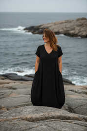 Svart V-Neck på klippor, stående