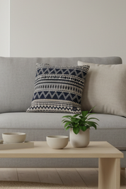Tribal kudde på grå soffa