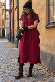 Vinröd klänning vid gammal vägg