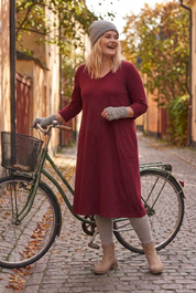 Vinröd midi vid cykeln utan solglasögon