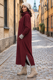 Vinröd poloklänning i sidovy