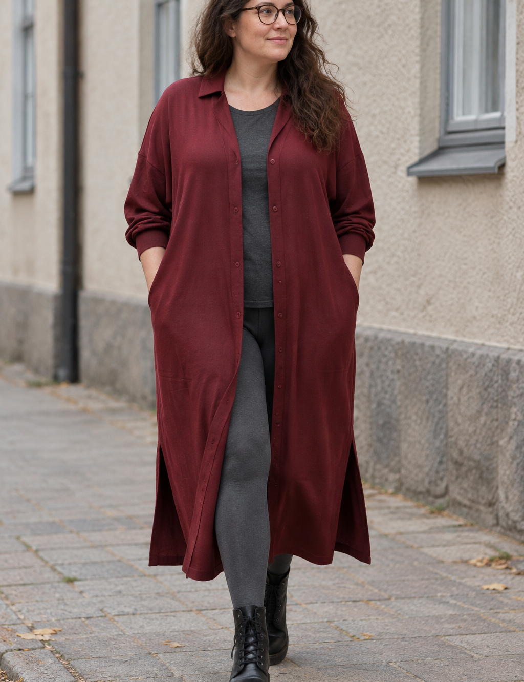 Vinröd skjortklänning öppen, i rörelse